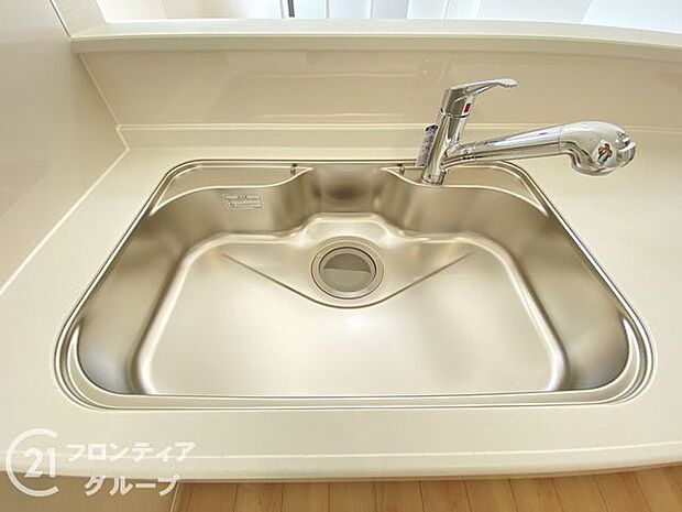 蛇口の先端に浄水器を内蔵。場所をとらない浄水器です。