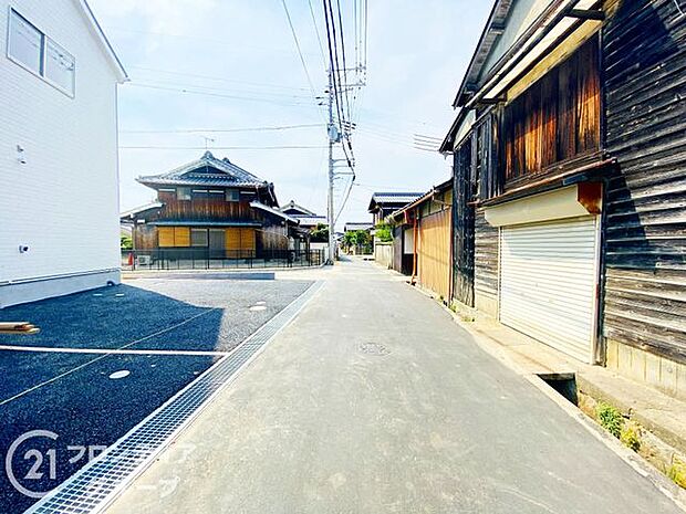 幅広い道路が確保されており、車の出入りがスムーズに行えます。周辺環境も整備されており、快適な生活をサポートします。