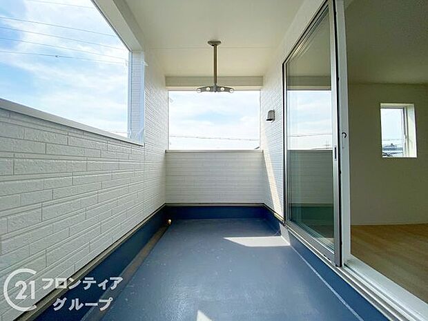 日当たりの良いバルコニーは、お洗濯が多いときも安心。たくさん干してもカラっと乾きそうです!