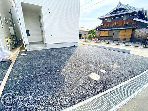 駐車場は、住民の皆様の車を安心して停められるスペースです。広々とした区画が確保されており、駐車がしやすい設計になっていますので、夜間でも安全に利用できます。