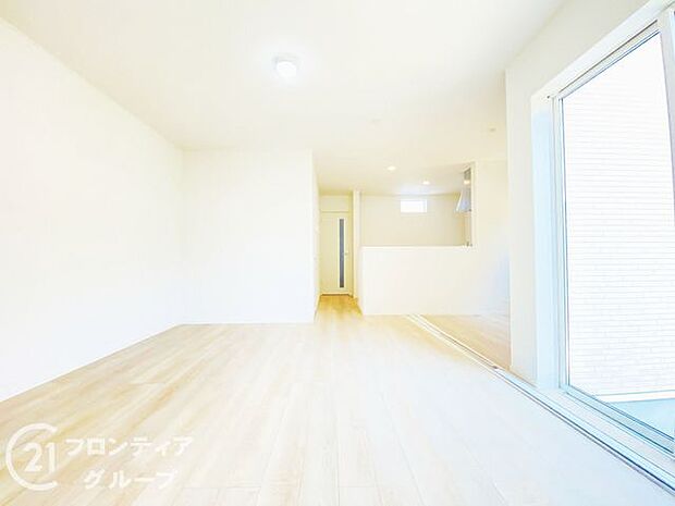 LDKには大きな窓からたくさんの光が入り、明るく、開放的な空間を演出してくれます。お友達が遊びに来た時も自慢のリビングになりますね！