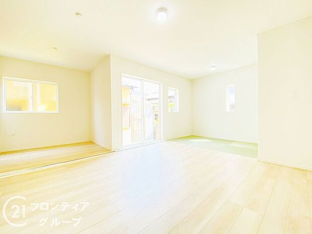 フローリングは、日常生活で床材の受ける様々な傷や、温度・湿度変化によるひび割れの発生を大幅に抑える特殊加工を施工済みです！