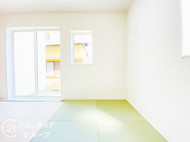 新しいい草香る畳スペースは、使い方色々！客室やお布団で寝るときにぴったりの空間ですね。