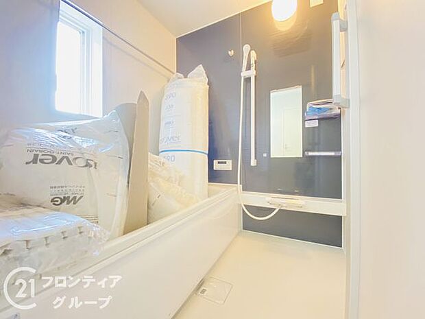 1坪以上の広々とした浴室には隠れた嬉しい設備がたっぷりついております。お掃除が楽にできたり、節水効果があったりと、バスタイムを快適にお過ごし頂けます！