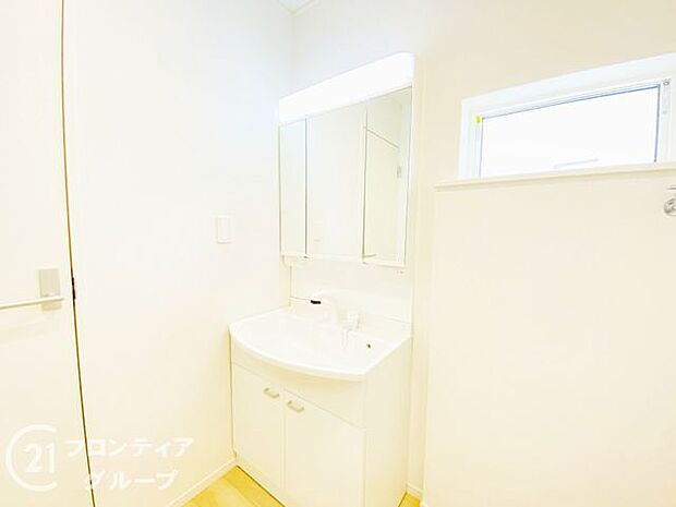 小窓付きの洗面室は、毎朝心地よい光を運んでくれるので、すがすがしい気持ちで1日をスタートできます！