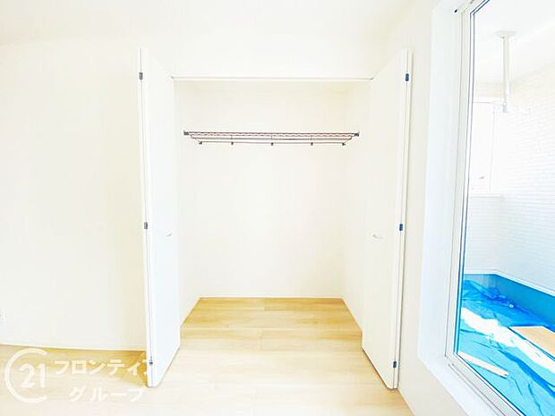 木目の美しさを際立たせるシンプルデザインのワイドクローゼットはたっぷり収納ができます！