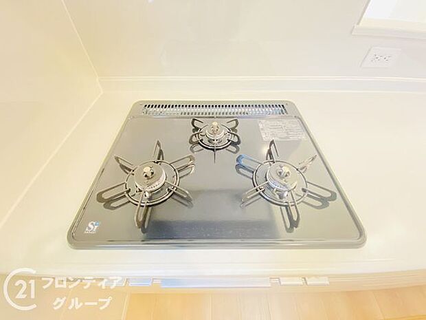 使い勝手のよい三つ口コンロです。ビルトインコンロで吹きこぼれのお掃除もらくらく