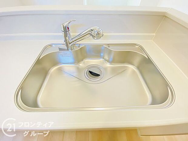 蛇口の先端に浄水器を内蔵。場所をとらない浄水器です。