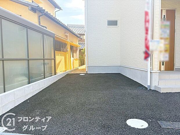 駐車場は、住民の皆様の車を安心して停められるスペースです。広々とした区画が確保されており、駐車がしやすい設計になっていますので、夜間でも安全に利用できます。