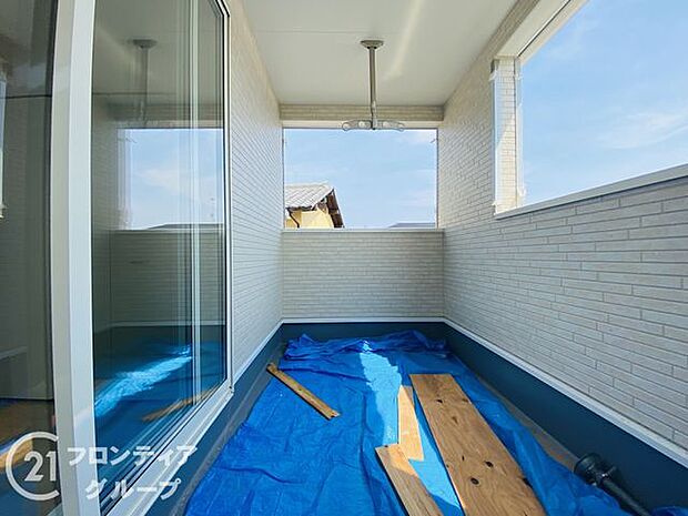 日当たりの良いバルコニーは、お洗濯が多いときも安心。たくさん干してもカラっと乾きそうです！