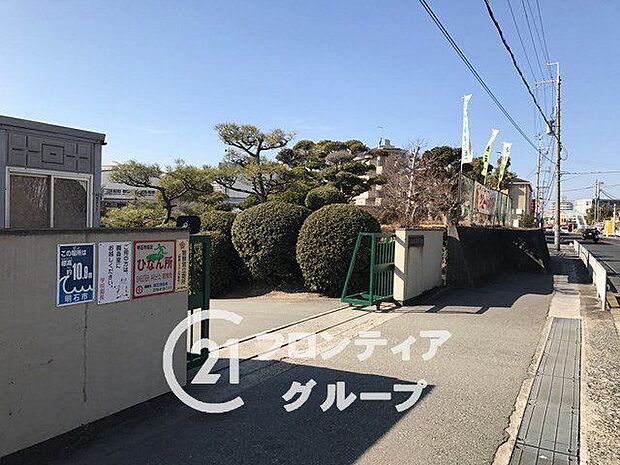 徒歩12分。明石市立大久保小学校は創立140年超えの長い歴史と伝統を誇るマンモス校で、生徒数も多くにぎやかな学校です。「愛される学校」を基本方針とし、子供・先生・地域や保護者の「和」を重んじ校風で…