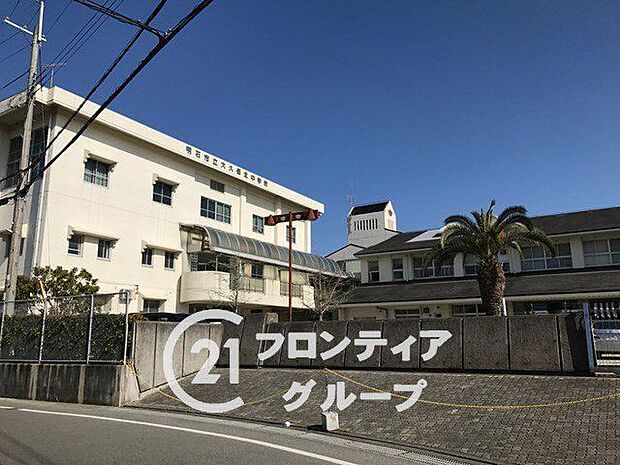 明石市立大久保北中学校 徒歩20分。閑静な住宅街にある大久保北中学校は、近くに病院や神社もあり治安がよく通いやすい学校です。グランドが広く部活も活発で、生徒の自主性を重んじる校風です。女子生徒の制服…