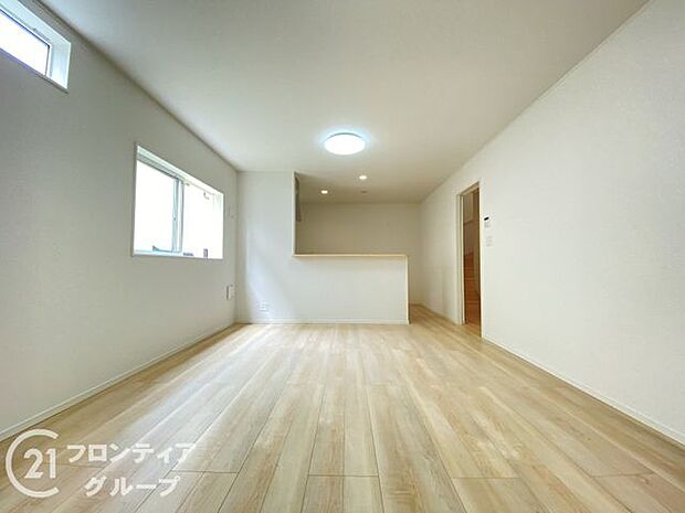 LDKには大きな窓からたくさんの光が入り、明るく、開放的な空間を演出してくれます。お友達が遊びに来た時も自慢のリビングになりますね！