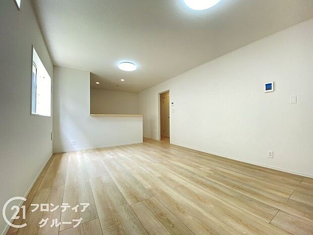 フローリングは、日常生活で床材の受ける様々な傷や、温度・湿度変化によるひび割れの発生を大幅に抑える特殊加工を施工済みです！