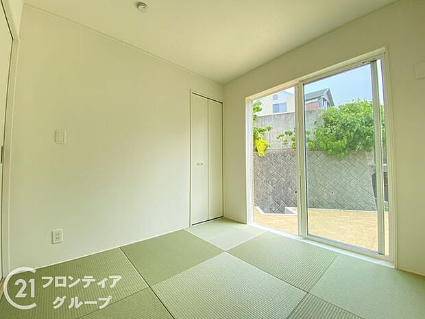 新しいい草香る畳スペースは、使い方色々！客室やお布団で寝るときにぴったりの空間ですね。