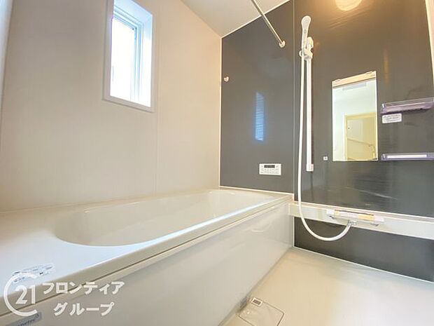 1坪以上の広々とした浴室には隠れた嬉しい設備がたっぷりついております。お掃除が楽にできたり、節水効果があったりと、バスタイムを快適にお過ごし頂けます！