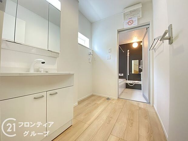 小窓付きの洗面室は、毎朝心地よい光を運んでくれるので、すがすがしい気持ちで1日をスタートできます！