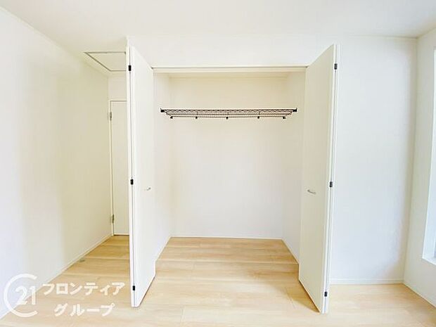 木目の美しさを際立たせるシンプルデザインのワイドクローゼットはたっぷり収納ができます！