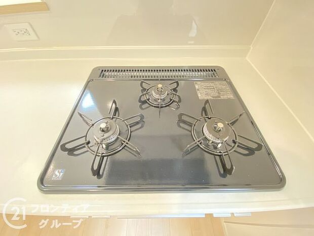 使い勝手のよい三つ口コンロです。ビルトインコンロで吹きこぼれのお掃除もらくらく