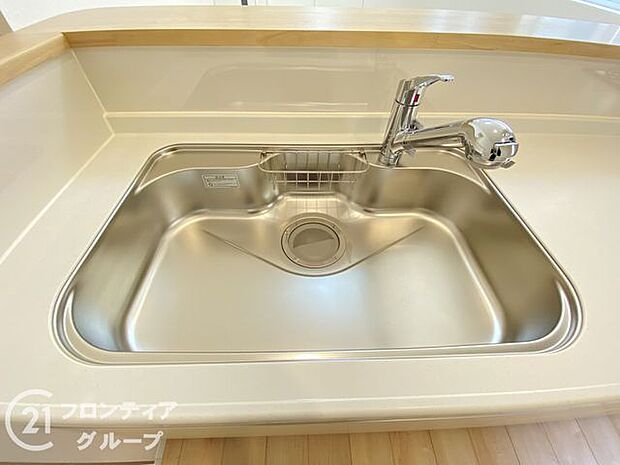 蛇口の先端に浄水器を内蔵。場所をとらない浄水器です。