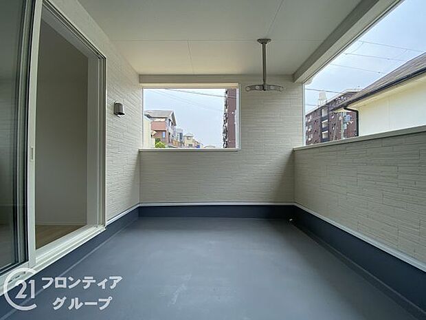 日当たりの良いバルコニーは、お洗濯が多いときも安心。たくさん干してもカラっと乾きそうです！