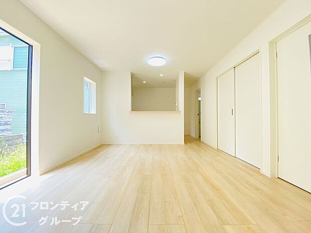 LDKには大きな窓からたくさんの光が入り、明るく、開放的な空間を演出してくれます。お友達が遊びに来た時も自慢のリビングになりますね!