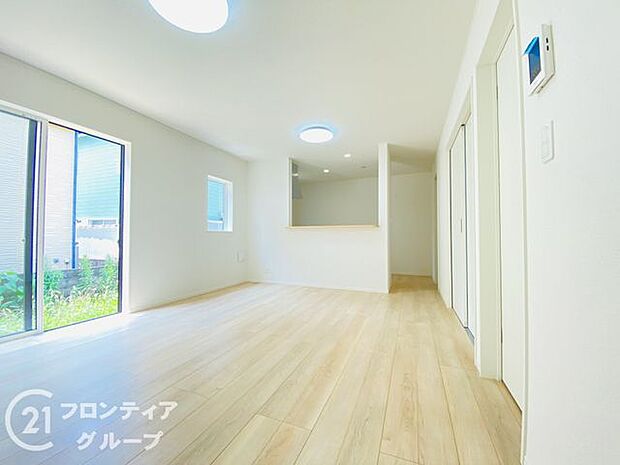 フローリングは、日常生活で床材の受ける様々な傷や、温度・湿度変化によるひび割れの発生を大幅に抑える特殊加工を施工済みです!