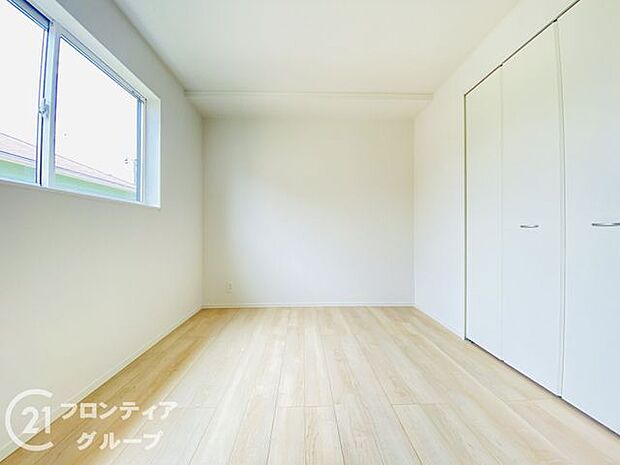 こちらのお部屋はバルコニーに面しており、日当たり、通風ともに良好です!
