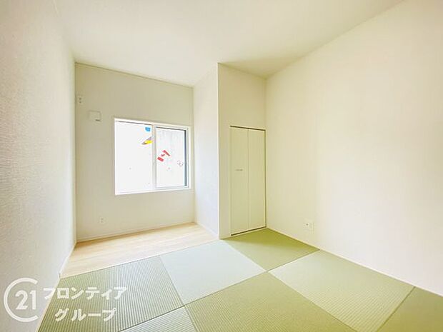 新しいい草香る畳スペースは、使い方色々!客室やお布団で寝るときにぴったりの空間ですね。