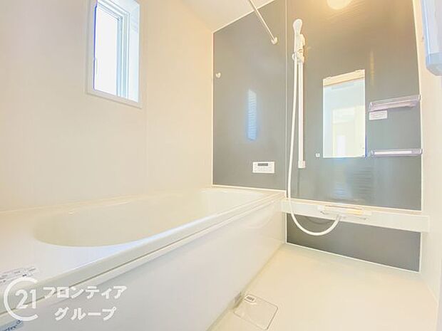 1坪以上の広々とした浴室には隠れた嬉しい設備がたっぷりついております。お掃除が楽にできたり、節水効果があったりと、バスタイムを快適にお過ごし頂けます!