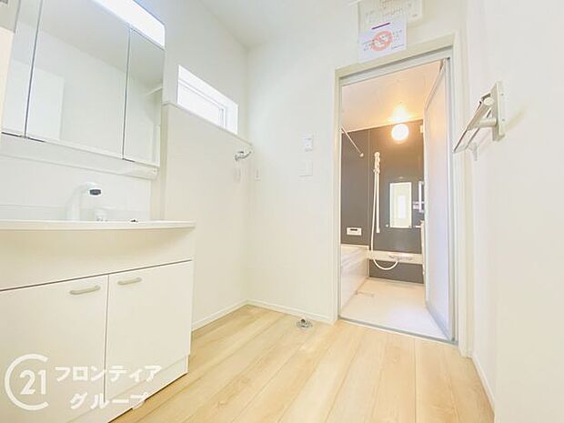 小窓付きの洗面室は、毎朝心地よい光を運んでくれるので、すがすがしい気持ちで1日をスタートできます!