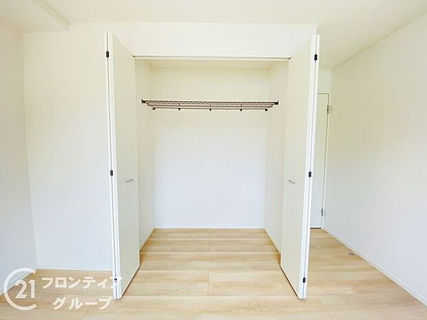 木目の美しさを際立たせるシンプルデザインのワイドクローゼットはたっぷり収納ができます!