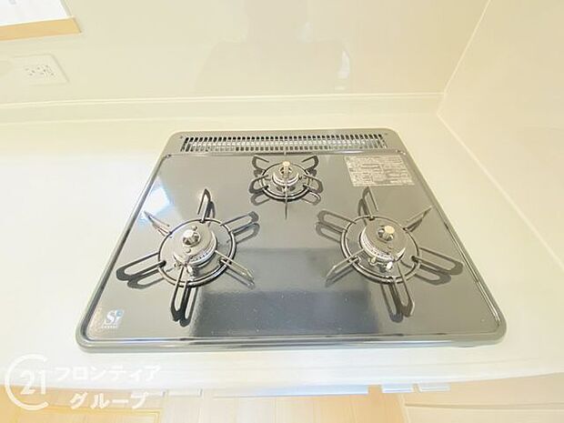 使い勝手のよい三つ口コンロです。ビルトインコンロで吹きこぼれのお掃除もらくらく