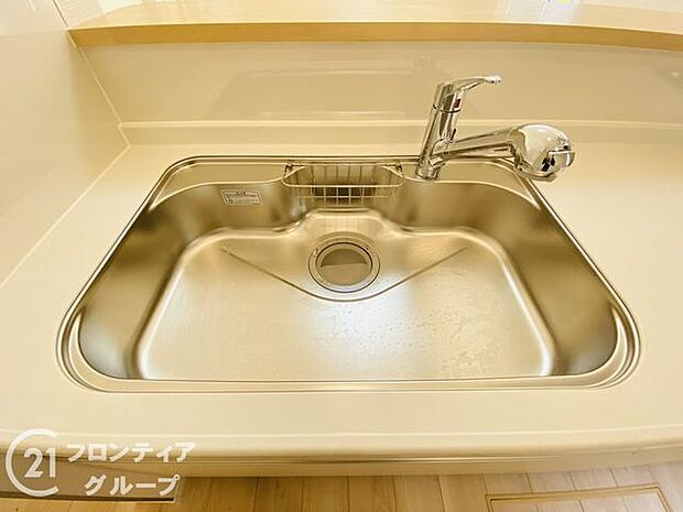 蛇口の先端に浄水器を内蔵。場所をとらない浄水器です。