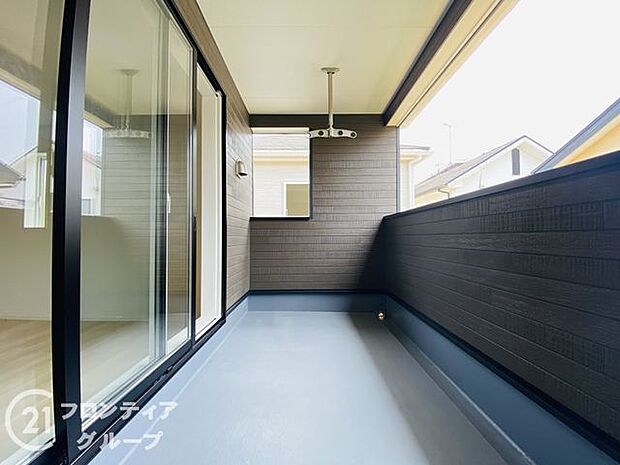 日当たりの良いバルコニーは、お洗濯が多いときも安心。たくさん干してもカラっと乾きそうです!