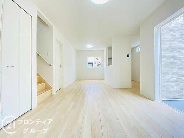 LDKには大きな窓からたくさんの光が入り、明るく、開放的な空間を演出してくれます。お友達が遊びに来た時も自慢のリビングになりますね!