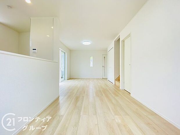 フローリングは、日常生活で床材の受ける様々な傷や、温度・湿度変化によるひび割れの発生を大幅に抑える特殊加工を施工済みです!