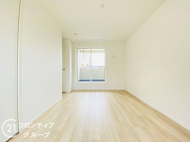 こちらのお部屋はバルコニーに面しており、日当たり、通風ともに良好です!