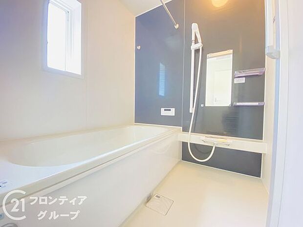 1坪以上の広々とした浴室には隠れた嬉しい設備がたっぷりついております。お掃除が楽にできたり、節水効果があったりと、バスタイムを快適にお過ごし頂けます!