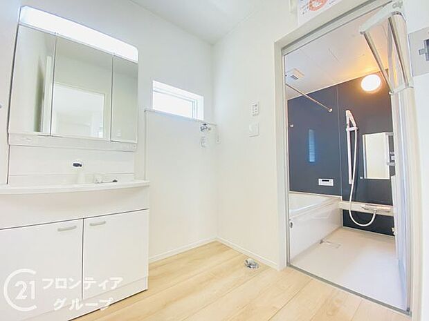 小窓付きの洗面室は、毎朝心地よい光を運んでくれるので、すがすがしい気持ちで1日をスタートできます!