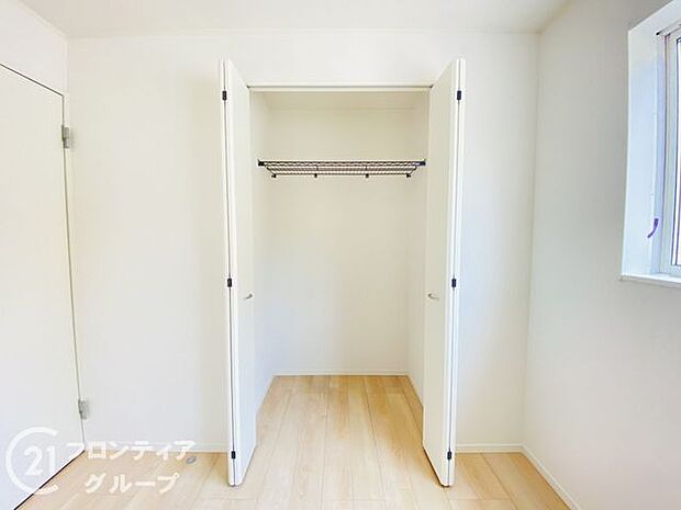 奥行きのあるクローゼットでたっぷり収納できますね