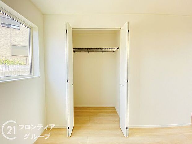 木目の美しさを際立たせるシンプルデザインのワイドクローゼットはたっぷり収納ができます!