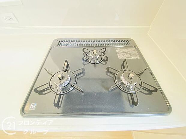 使い勝手のよい三つ口コンロです。ビルトインコンロで吹きこぼれのお掃除もらくらく