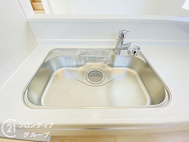 蛇口の先端に浄水器を内蔵。場所をとらない浄水器です。