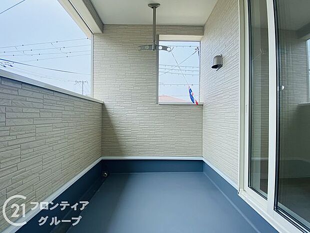 日当たりの良いバルコニーは、お洗濯が多いときも安心。たくさん干してもカラっと乾きそうです!