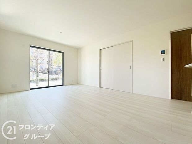 リビングのフローリング材には、木目や色調など木材特有の風合いがあり、ナチュラルな美しさで、日々の生活に温もりを与えてくれます。