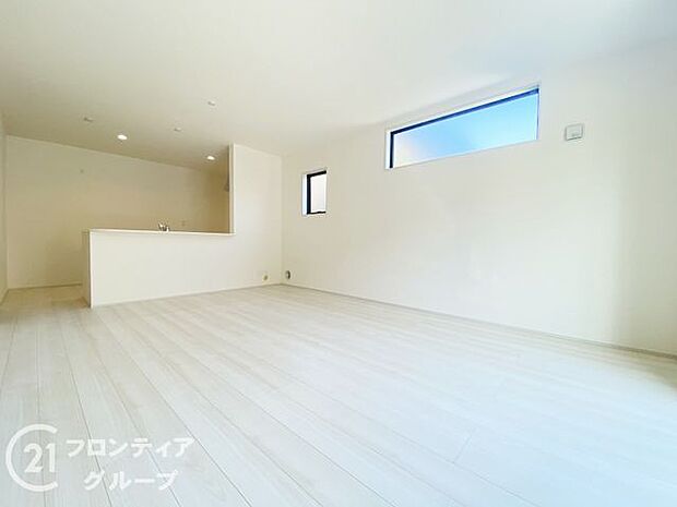 LDKには大きな窓からたくさんの光が入り、明るく、開放的な空間を演出してくれます。お友達が遊びに来た時も自慢のリビングになりますね!