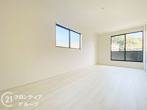 室内はシンプルな仕様となっており、それぞれの好みに合わせたインテリアで、趣味に合わせてレイアウトしやすくなっております。