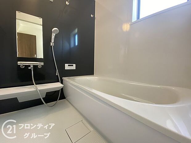 浴槽は環境にやさしい節水タイプを採用。浴槽内ステップで半身浴や親子入浴も楽しめるので、毎日のバスタイムをエコで素敵に演出してくれる小窓付きの浴室です