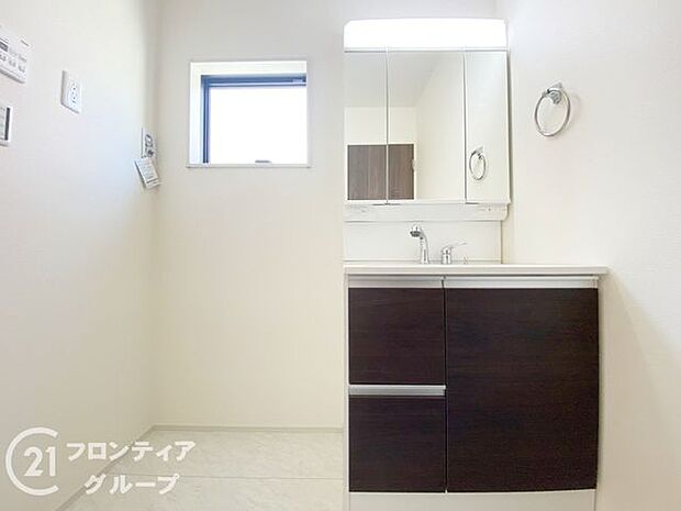 曇り止めヒーター付きのミラーキャビネットを採用しております。ミラーの内側がすべて収納スペースになっているので、スタイリング剤や歯ブラシなどの収納に便利ですね。